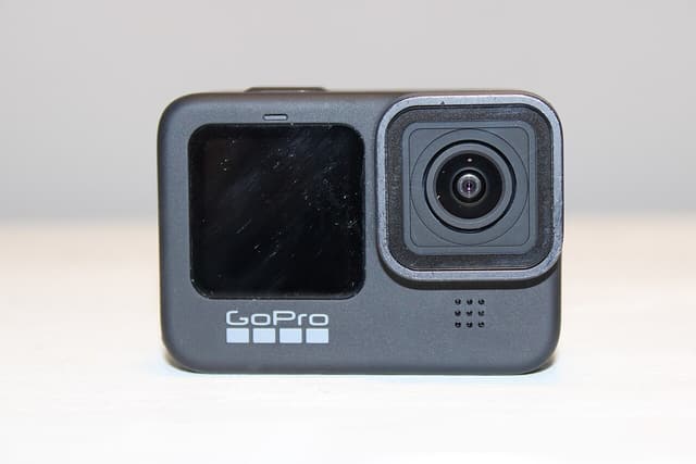 運動相機怎麼選？GoPro 還是 DJI，防抖、防水、續航與配件一次看懂（2026）