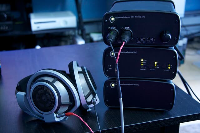 DAC 與耳擴要不要買？手機轉接頭、隨身 DAC、桌上型耳擴怎麼選，哪些人才需要（2026）