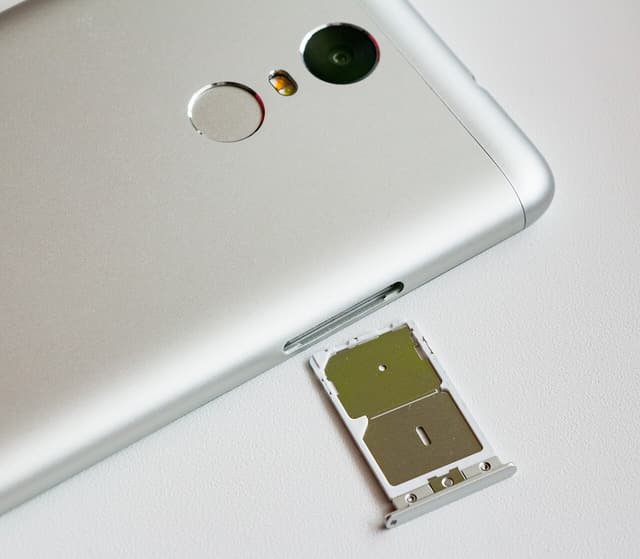 eSIM 與雙卡手機怎麼用？台灣三大電信、換機轉移與出國上網的注意事項（2026）
