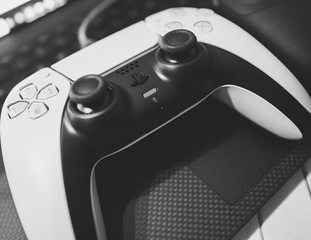遊戲手把怎麼選？PS5、Xbox、Switch 與 PC 相容性、搖桿飄移與無線延遲全解析（2026）