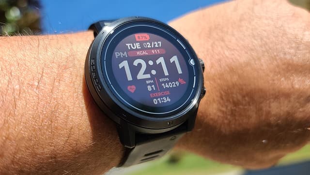 運動錶怎麼選？Garmin、COROS、Apple Watch 的 GPS、續航與訓練功能取捨（2026）