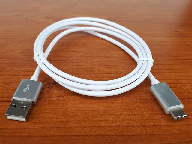 USB-C 傳輸線怎麼買？充電、傳資料、影像輸出，外型一樣規格差很多（2026）